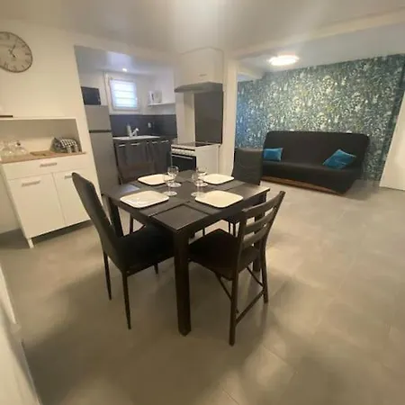 T2 Jusqu'a 4 Personnes Apartment *